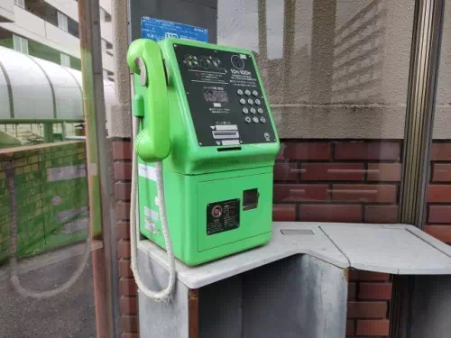 住宅街の公衆電話ボックス