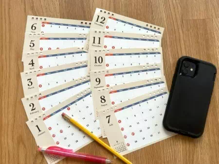 1年分のカレンダーとスマホ
